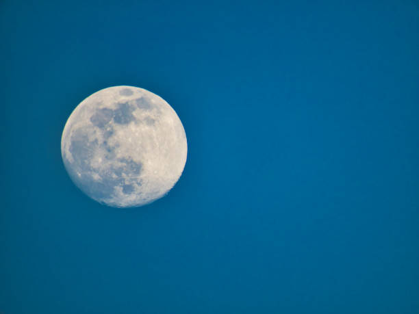 pleine lune sur ciel bleu clair plein lune - photos de fauteuil sphérique photos et images de collection