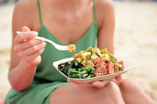 assiette à salade poke bowl - un plat de nourriture locale d’hawaï - hawaiian food photos et images de collection