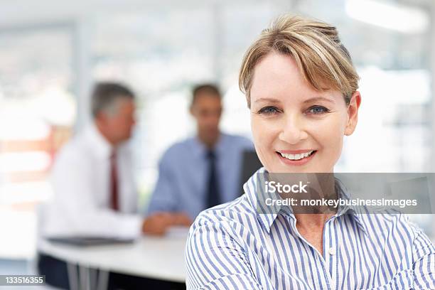 Foto de Mid Idade Mulher De Negócios e mais fotos de stock de Aproximar - Aproximar, Sorrindo, Escritório