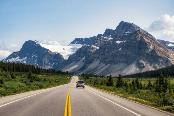 カナダ、アルバータ州バンフ国立公園とジャスパーの間のアイスフィールズパークウェイの景色 - ドライブ旅行 ストックフォトと画像