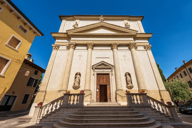 igreja dos santos zenone e martino - lazise village lake garda itália - verona italy travel europe sunlight - fotografias e filmes do acervo