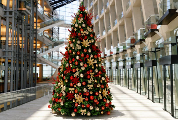 christmas tree with red and gold colored ornaments in shopping mall - christmas shopping imagens e fotografias de stock