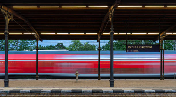 기차역 플랫폼에서 기차 - train railroad station berlin germany germany 뉴스 사진 이미지