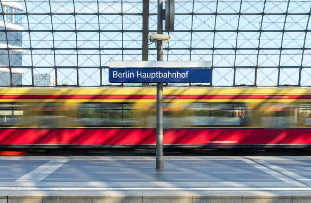 기차역에서 기차의 흐릿한 움직임 - train railroad station berlin germany germany 뉴스 사진 이미지