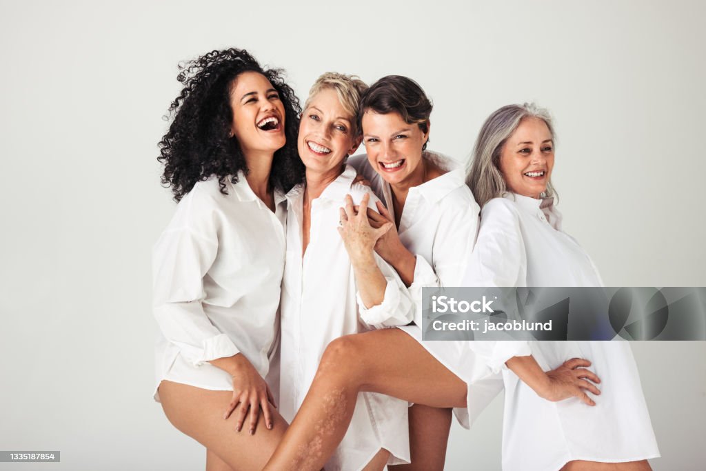 Weibliche Models unterschiedlichen Alters feiern ihren natürlichen Körper - Lizenzfrei Frauen Stock-Foto