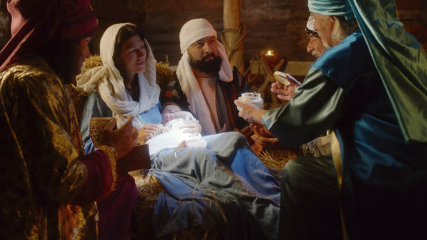 reyes magos dando regalos al niño jesús - organismo vivo fotografías e imágenes de stock