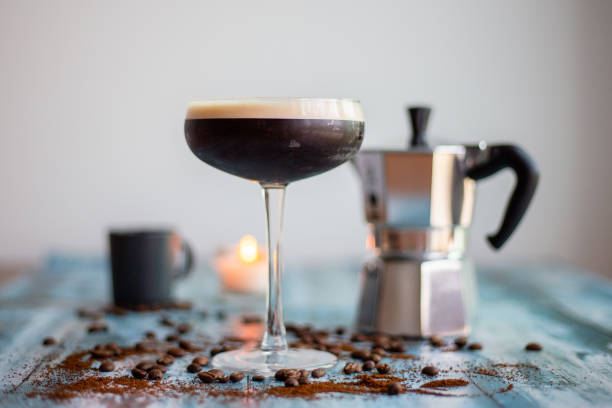 cóctel espresso martini - espresso fotografías e imágenes de stock