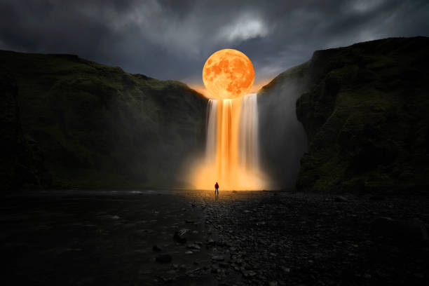 luna naranja sobre gran cascada - surrealismo fotografías e imágenes de stock