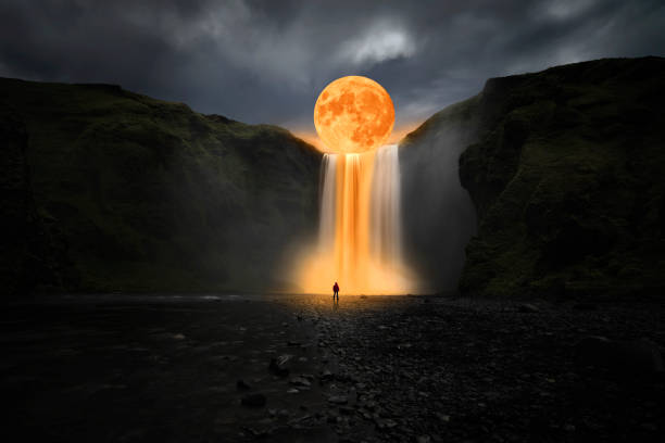 kuvapankkikuvat ja rojaltivapaat kuvat aiheesta oranssi kuu suuren vesiputouksen yllä - surrealism