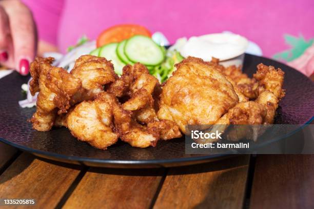 オランダのストリートフードタラの魚の切り身の揚げ物ニンニクソース新鮮なグリーンサラダ - おかず系のストックフォトや画像を多数ご用意 - おかず系, おやつ, オーガニック