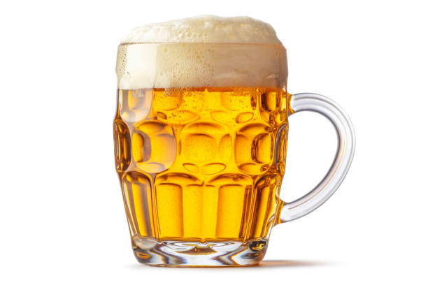 음료: 화이트 백그라운드에서 분리된 맥주 - 맥주잔 뉴스 사진 이미지