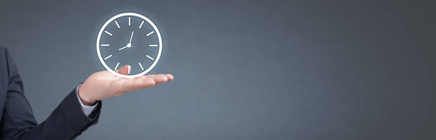 시계를 들고 사업가. 비즈니스 시간 관리. 비즈니스 시간은 돈입니다. 배너, 복사 공간. 시계를 보여주는 사업가. - deadline personal organizer busy clock 뉴스 사진 이미지
