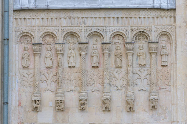 sculpture en pierre sur la cathédrale saint-démétrios à vladimir, russie - russian orthodox orthodox church cathedral russian culture photos et images de collection