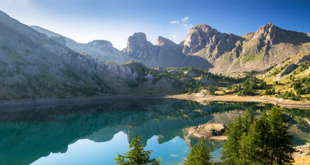 allos lake, mirror effect, mountains reflecting on the lake - mercantour national park imagens e fotografias de stock