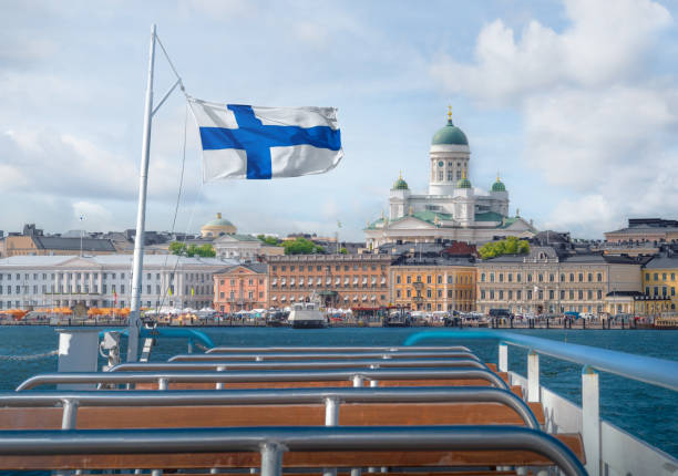 vista sulla barca skyline di helsinki con bandiera finlandese e cattedrale di helsinki - helsinki, finlandia - finlandia foto e immagini stock