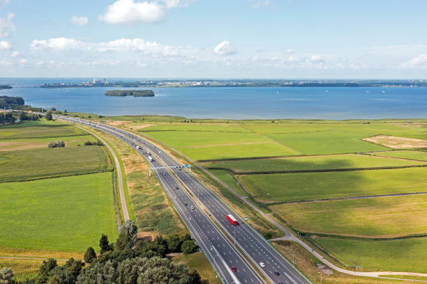 antena desde la autopista a1 cerca de ámsterdam en el ijsselmeer en los países bajos - highway traffic aerial view netherlands fotografías e imágenes de stock