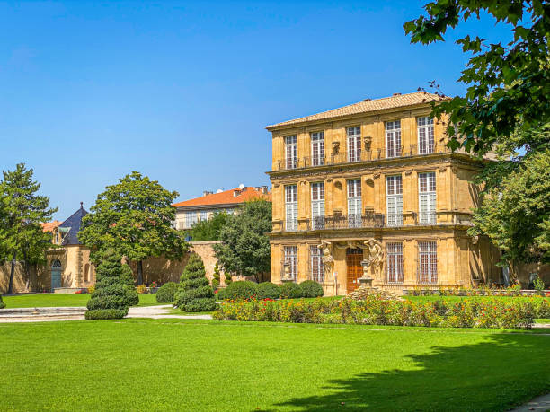 pavillon vendôme, исторический павильон, окруженный французским формальным садом в экс-ан-провансе, франция - garden pavilion стоковые фото и изображения