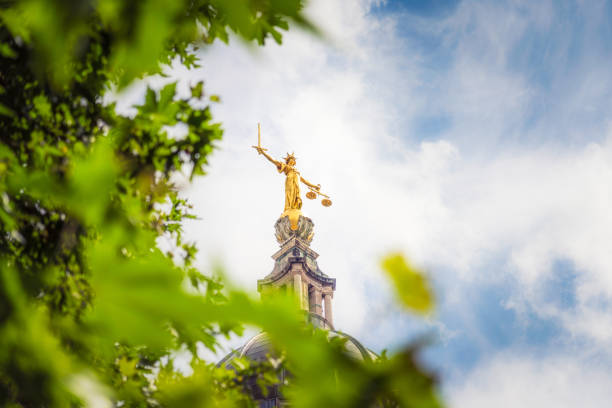 statua di lady justice a londra - justice law legal system statue foto e immagini stock