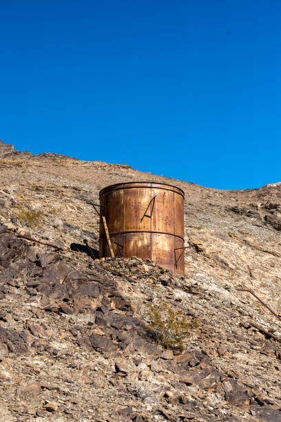 serbatoio di stoccaggio dell'acqua arrugginito nella miniera di keane wonder - rusty storage tank nobody photography foto e immagini stock