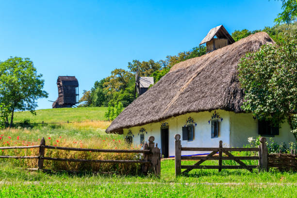 altes traditionelles ukrainisches landhaus im dorf pyrohiv (pirogovo) in der nähe von kiew, ukraine - provincial museum stock-fotos und bilder