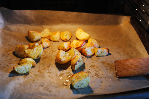ziemniaki pieczone w piekarniku - prepared potato oven roasted potatoes roasted zdjęcia i obrazy z banku zdjęć