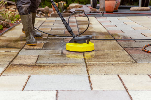 pulizia lastre di pietra nel patio con il pulitore ad alta pressione. - tiled floor tile floor clean foto e immagini stock