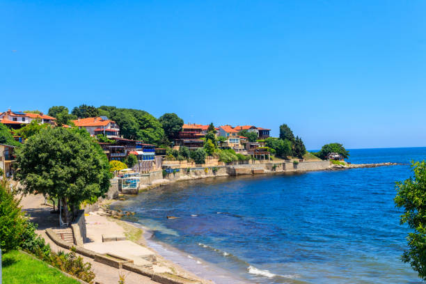 vista do aterro da antiga cidade de nessebar, bulgária - boulevard sea water house - fotografias e filmes do acervo