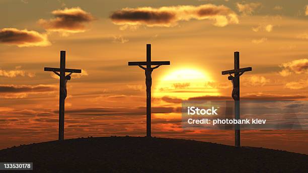 Kreuzigung Bei Sonnenuntergang Stockfoto und mehr Bilder von Drei Personen - Drei Personen, Kreuz - religiöses Symbol, Drei Gegenstände