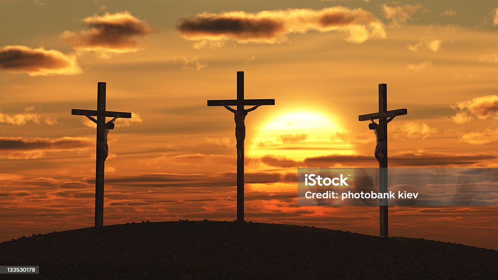 crucifixion al atardecer - Foto de stock de Cruz - Objeto religioso libre de derechos