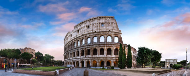 kolosseum in rom und morgensonne, italien - flavian amphitheater coliseum rome stock-fotos und bilder
