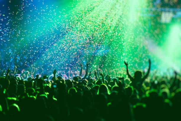 シーンステージグリーンライト、ロックショーパフォーマンス、人々のシルエットを持つ混雑したコンサートホール - popular music concert crowd music festival spectator ストックフォトと画像