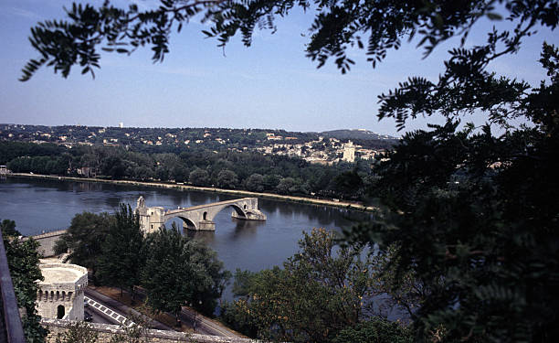 Rzeka Rodan i Pont Saint-Benezet w Avignon, Francja – zdjęcie