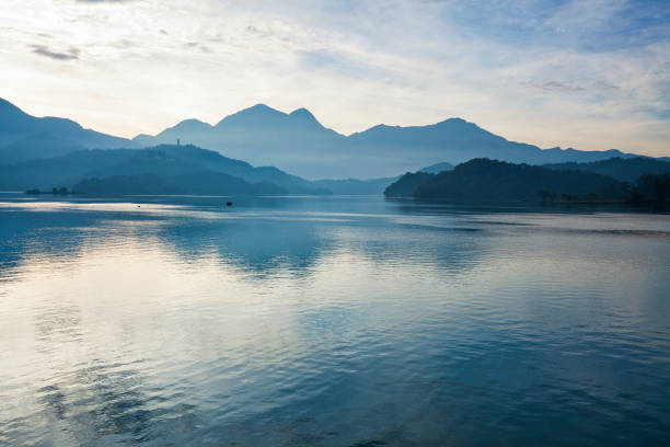 widok na malowniczy obszar jeziora sun moon w nantou na tajwanie. - wavelet zdjęcia i obrazy z banku zdjęć