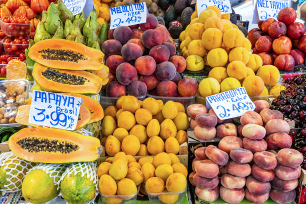 grand choix de fruits frais - market stall spain fruit trading photos et images de collection