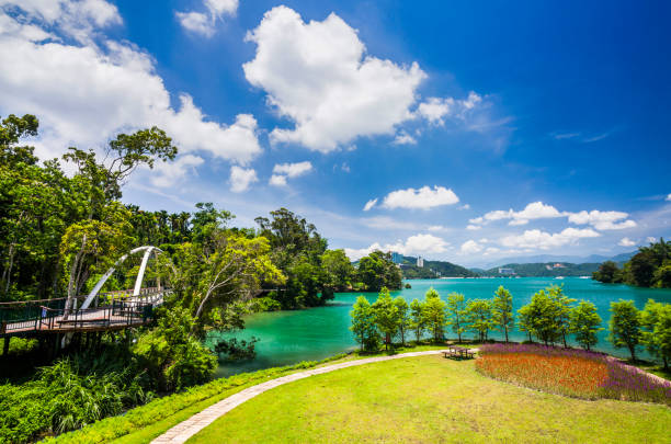 vista del sun moon lake a nantou, taiwan. - wavelet foto e immagini stock