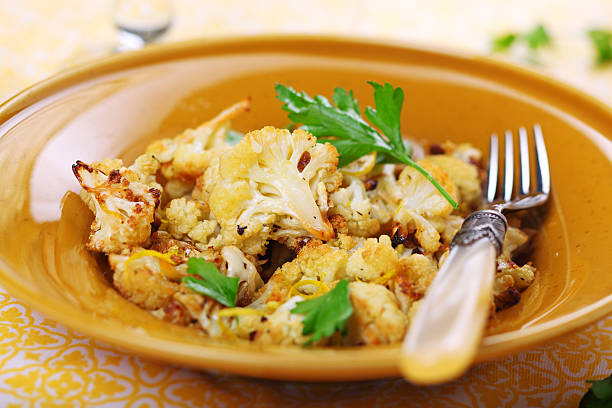 coliflor asado con cáscara de limón y ajo. - cauliflower roasted parsley cooked fotografías e imágenes de stock