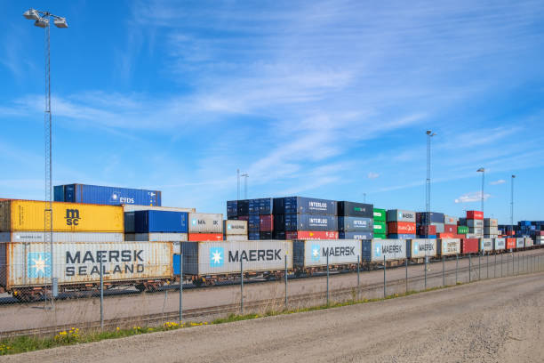 vagones de ferrocarril con contenedores cargados - shunting yard freight train cargo container railroad track fotografías e imágenes de stock