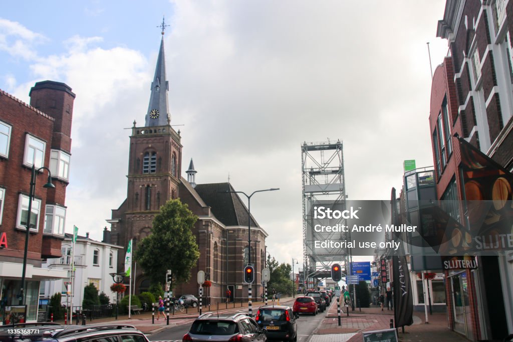 Auto in attesa di un ponte di sollevamento in acciaio aperto sul Gouwe a Boskoop, nell'Olanda meridionale - Foto stock royalty-free di Acciaio Auto in attesa di un ponte di sollevamento in acciaio aperto sul Gouwe a Boskoop, nell'Olanda meridionale - Foto stock royalty-free di Acciaio