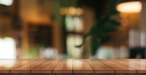 plateau de table en bois vide avec des lumières bokeh sur fond de restaurant flou - table counter top wood isolated photos et images de collection
