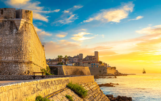 vista della città di antibes, provenza, costa azzurra, una popolare destinazione di viaggio in europa - cote d’azur foto e immagini stock