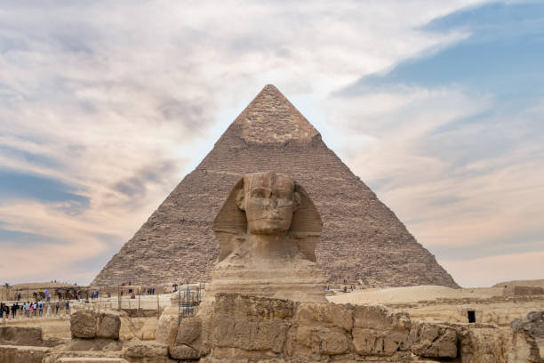 the pyramid of chephren and the great sphinx of giza, - giza pyramids sphinx pyramid shape pyramid imagens e fotografias de stock