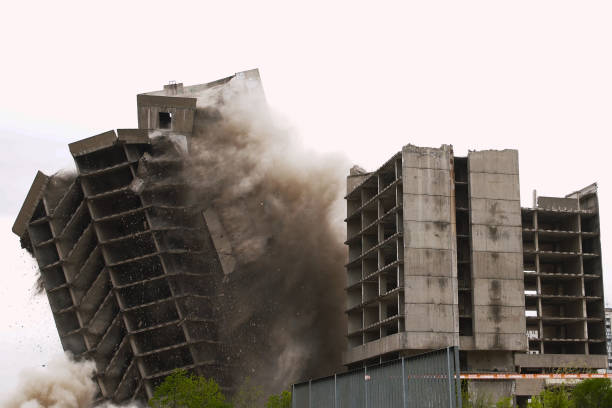 demolizione di edifici per implosione controllata - imploding foto e immagini stock