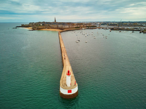 malerische drohnenaufnahme von saint-malo intra-muros, bretagne, frankreich - intra coastal stock-fotos und bilder