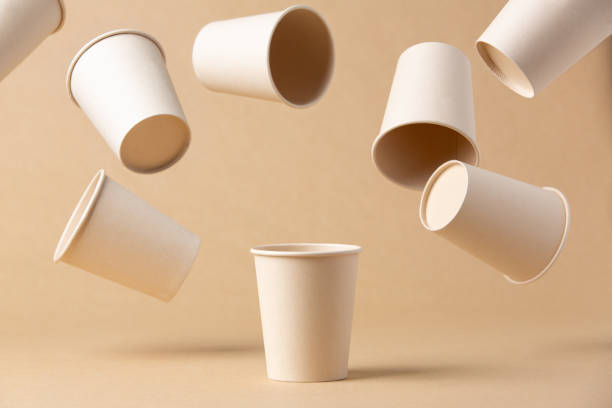 картонные стаканчики для вторичной переработки - coffee bag стоковые фото и изображения
