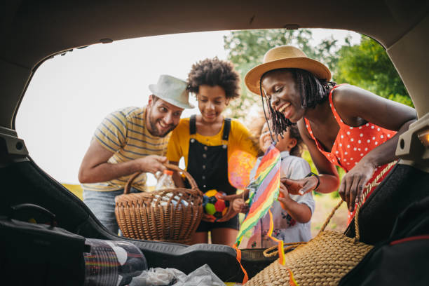 imballaggio per picnic - car family picnic vacations foto e immagini stock