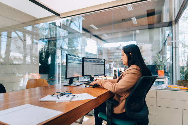 empresaria en la oficina - bank fotografías e imágenes de stock