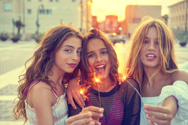 las mejores amigas chicas adolescentes con bengalas - child laughing blond hair three people fotografías e imágenes de stock