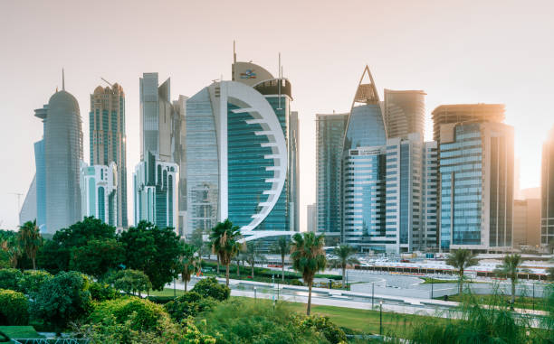 skyline della città ed edifici - doha, qatar - qatar foto e immagini stock