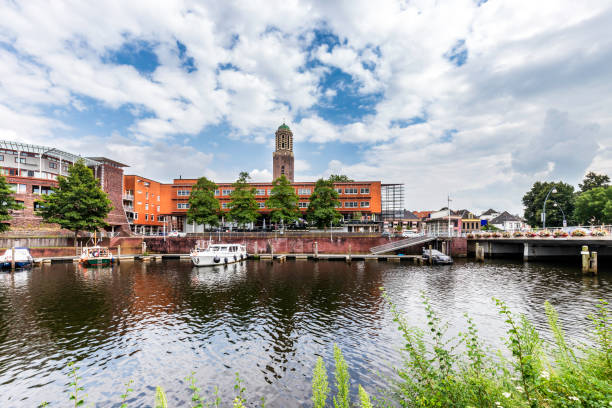 istock Zwolle lentezicht met mensen die van het weer genieten 1335405807