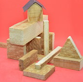 architektonische-zusammensetzung-der-module-des-hauses-umgeben-von-holzfiguren-auf-rotem-grund.jpg?b=1&s=170x170&k=20&c=7lLFW7RsRJYDND9fV-NM__FczXHJAZE8axH9MNSZyEM=